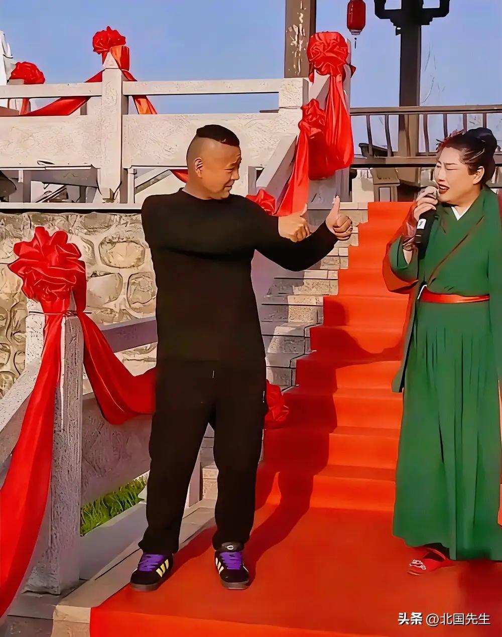 渣男渣到家了！

开封的万岁山武侠城，近日因一位满头银发、笑容可掬的“王婆”而火