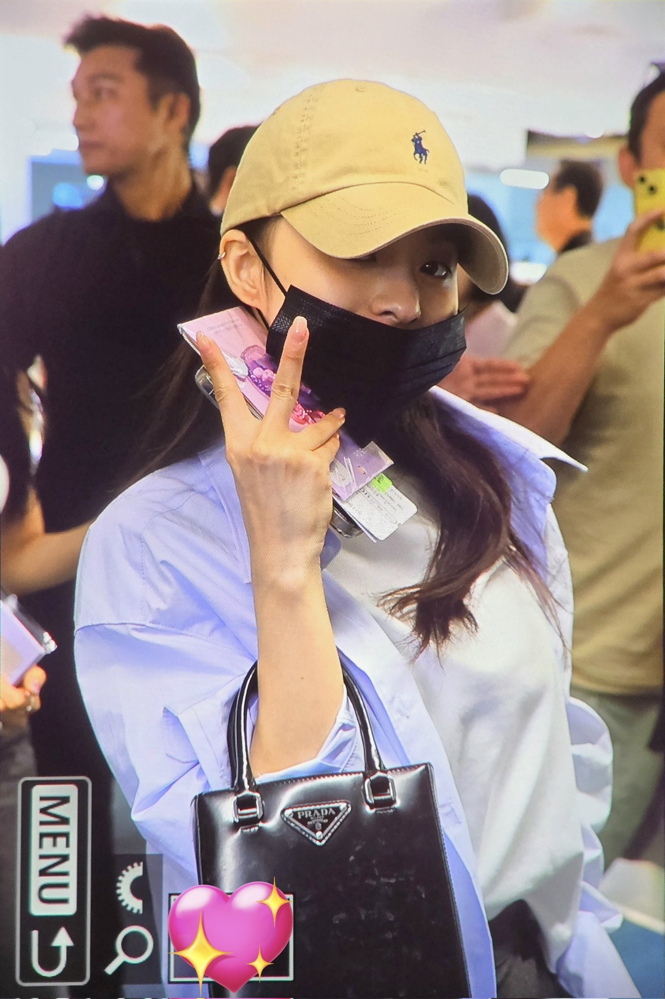 #李娜炅[超话]#🐣#蜜桃笑颜李娜炅# [图片]240512 马尼拉机场出发 