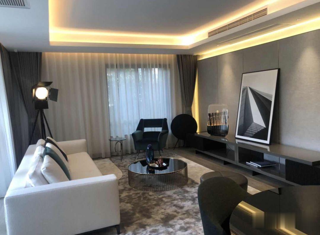 魔都房房房|九庐三期开始电梯内做广告了，入市还会远吗？