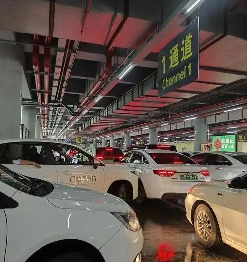 35岁辞职跑网约车，月入过万竟是骗局！算完账单我傻眼了
 
别再被“网约车月入过