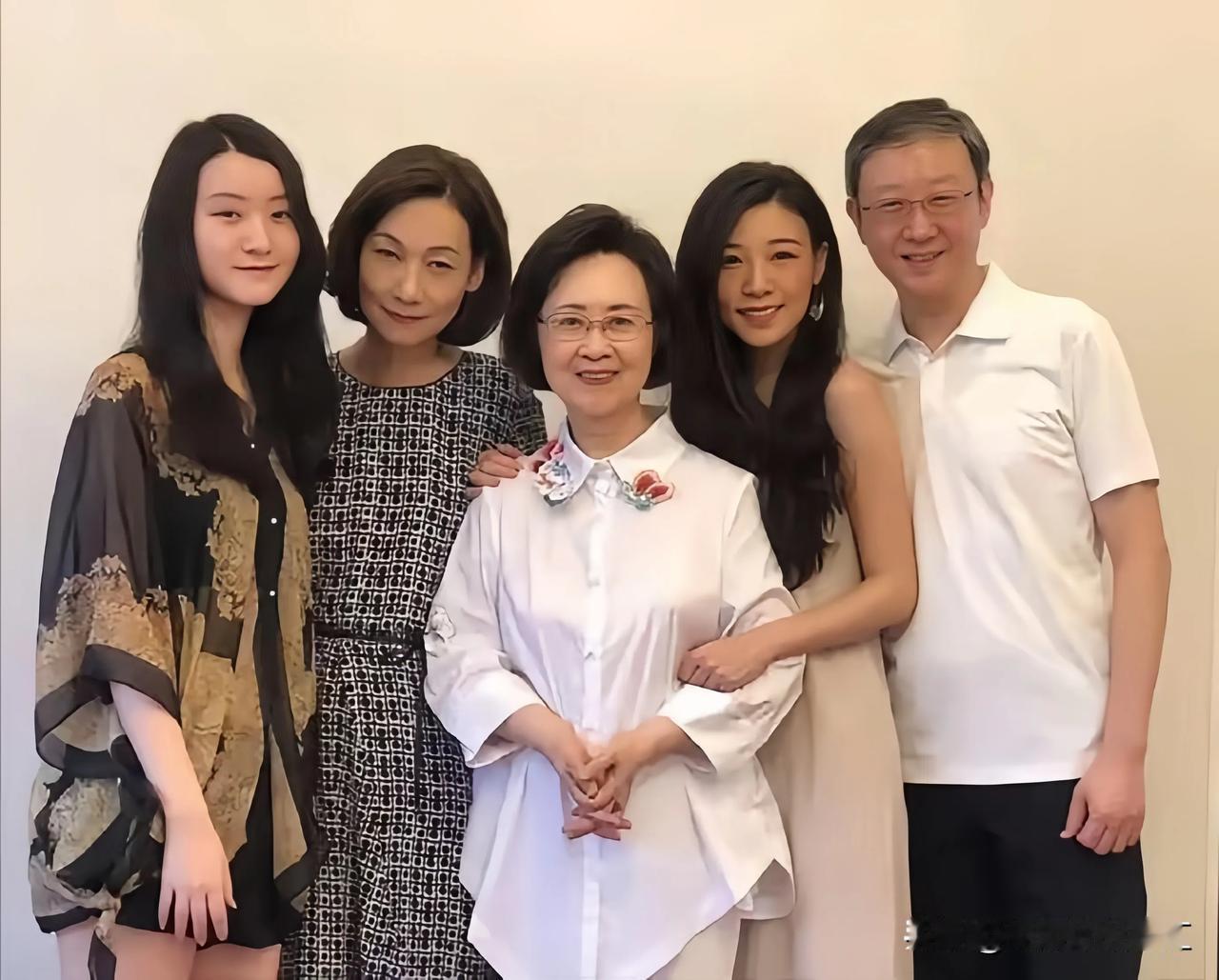 琼瑶的小说有自己的影子，追求完美而美好的爱情敢于放弃一切，婚姻不是只有海誓山盟花