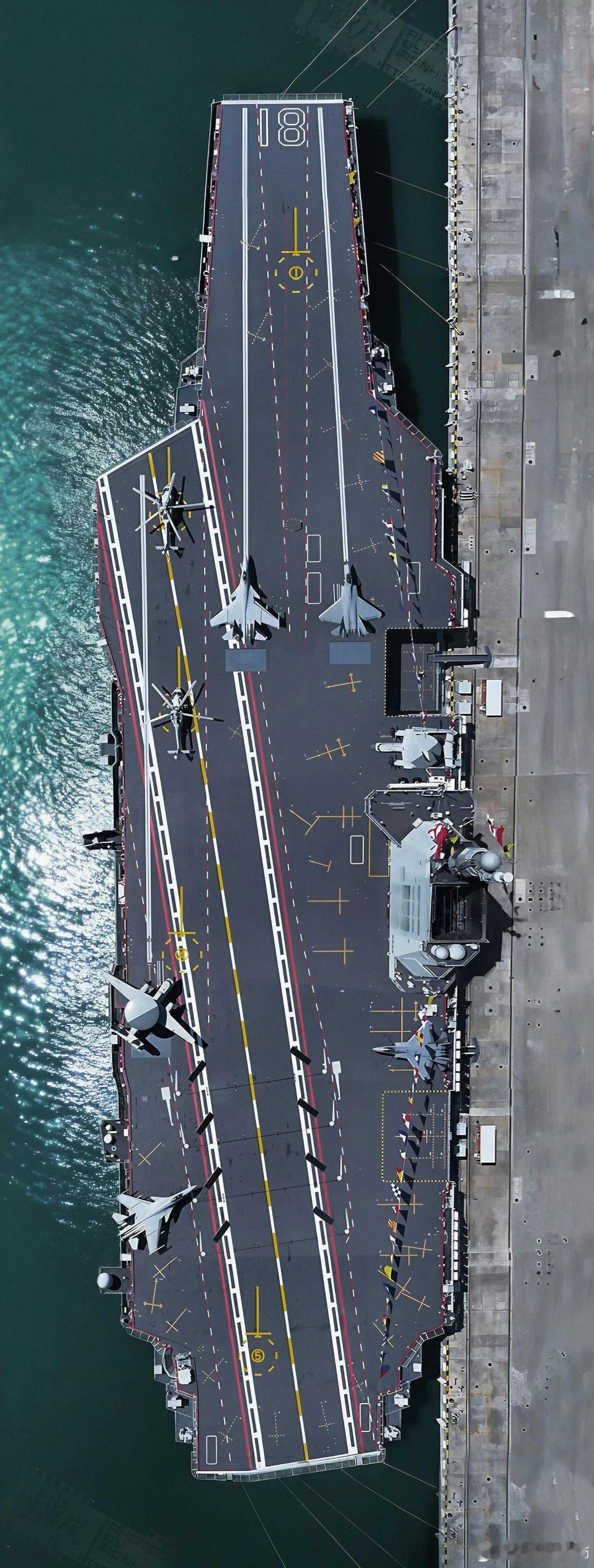 8万吨对上4万吨，中国双航母同框照背后，为何说“小航母”才是未来关键？

福建舰