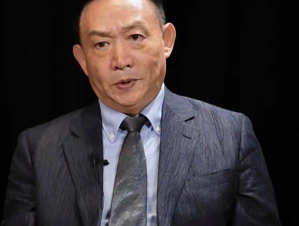 卢麒元说，国内那么高社科研究经费，结果连一套能干活的“智能分析预判系统”都端不出