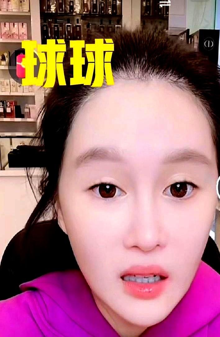 昨晚的直播间里灯光晃眼，28岁的赵一涵接起麦克风，开口第一句就把爸爸三个字丢出来