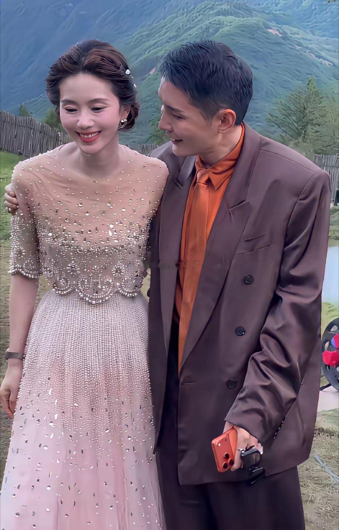 对女明星又搂又摸的，人家已婚状态，应该保持边界感！ 