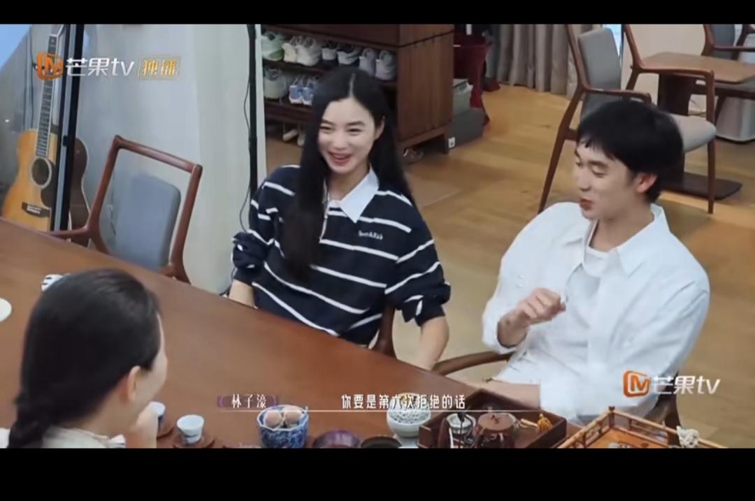 林依轮西华的家教真的很好，儿子林子濠当初想要跟陈瑜求婚，拿不定主意，询问父母的意