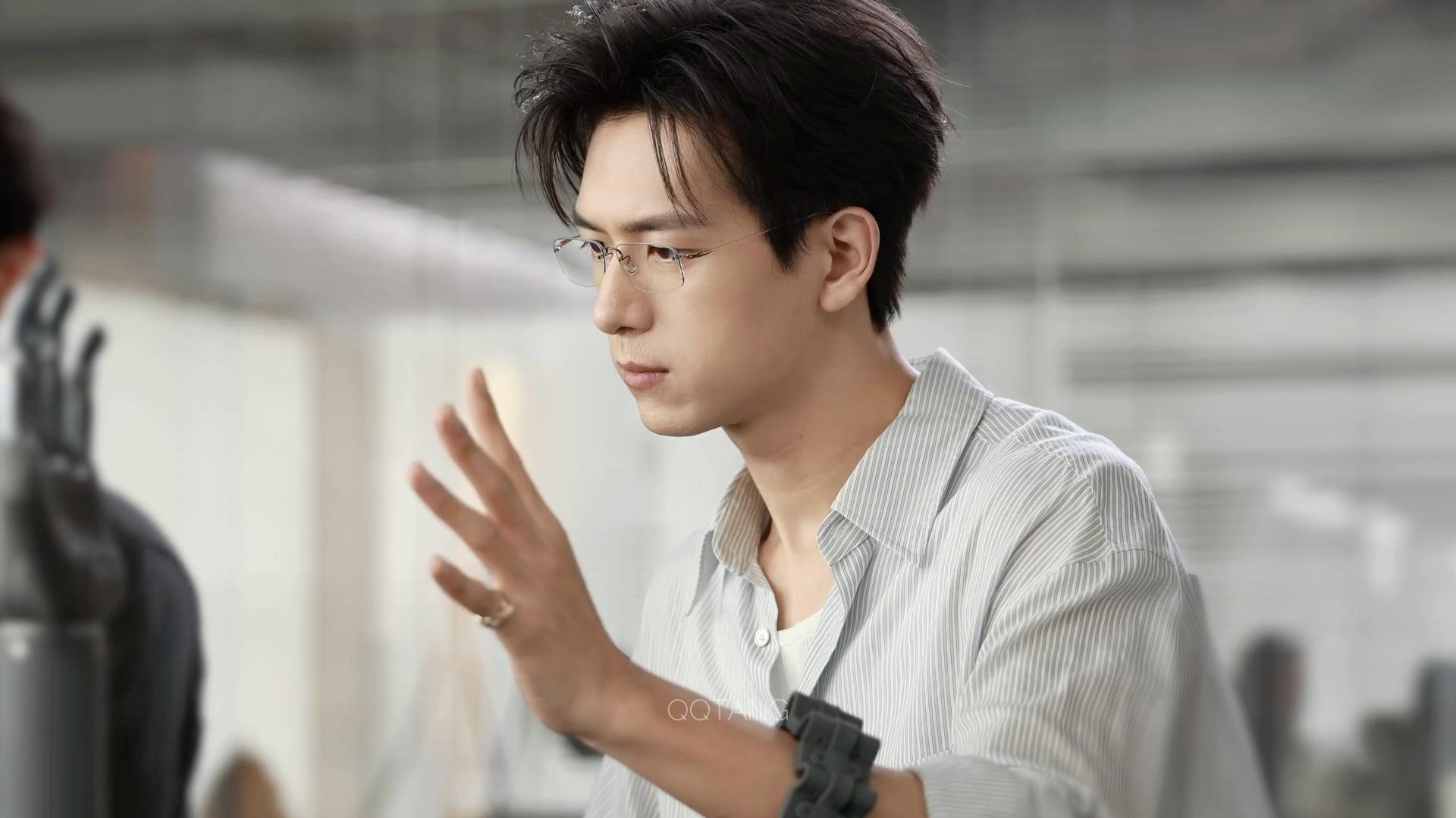 工作中的孟弗渊性感、迷人雾里青杀青雾里青阵容官宣雾里青李现孟弗渊李现雾里青 