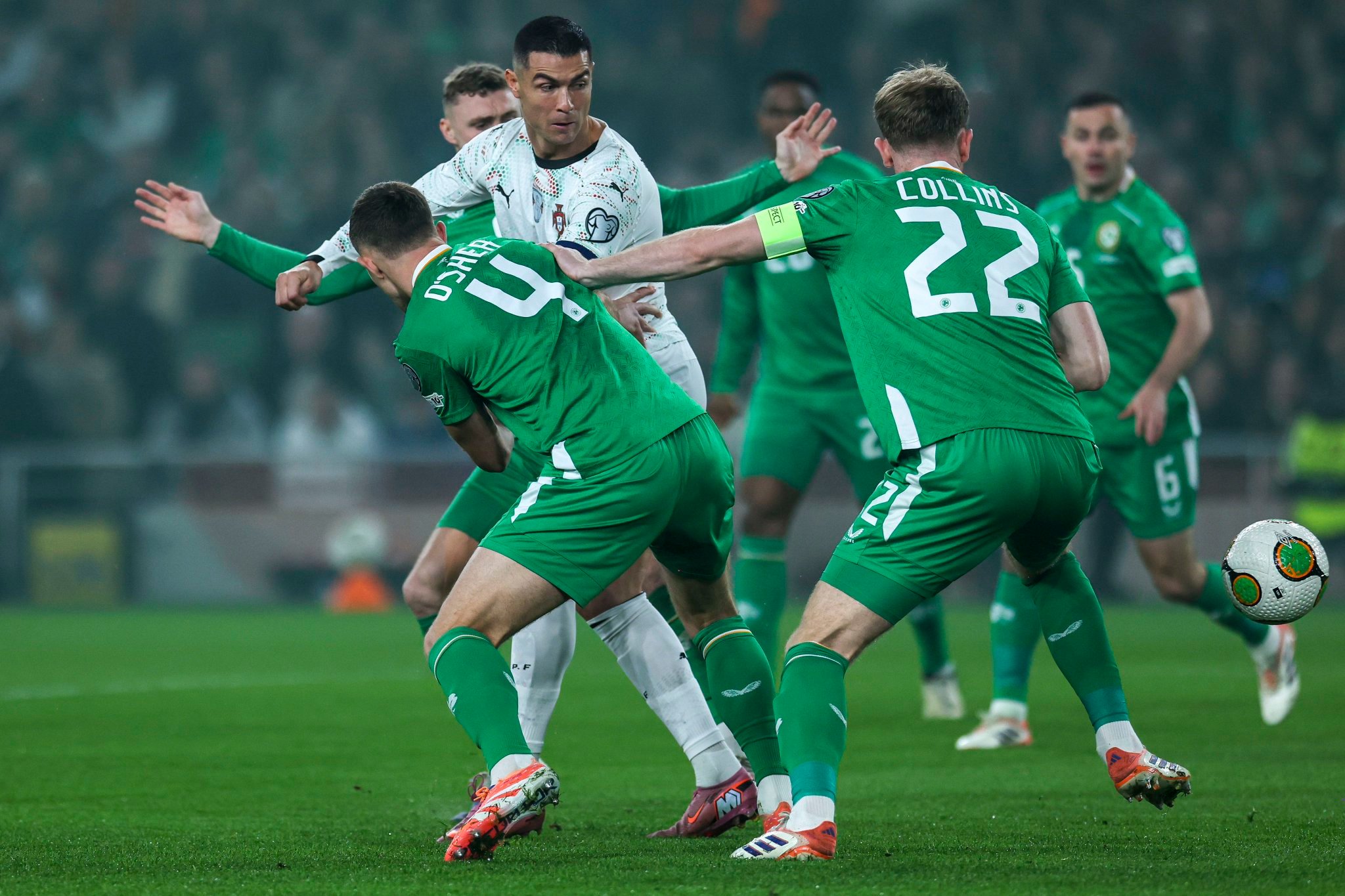 会玩会玩！把我罗围了个圈这踢啥球啊……和你们玩绕圈圈丢手绢好不好啊