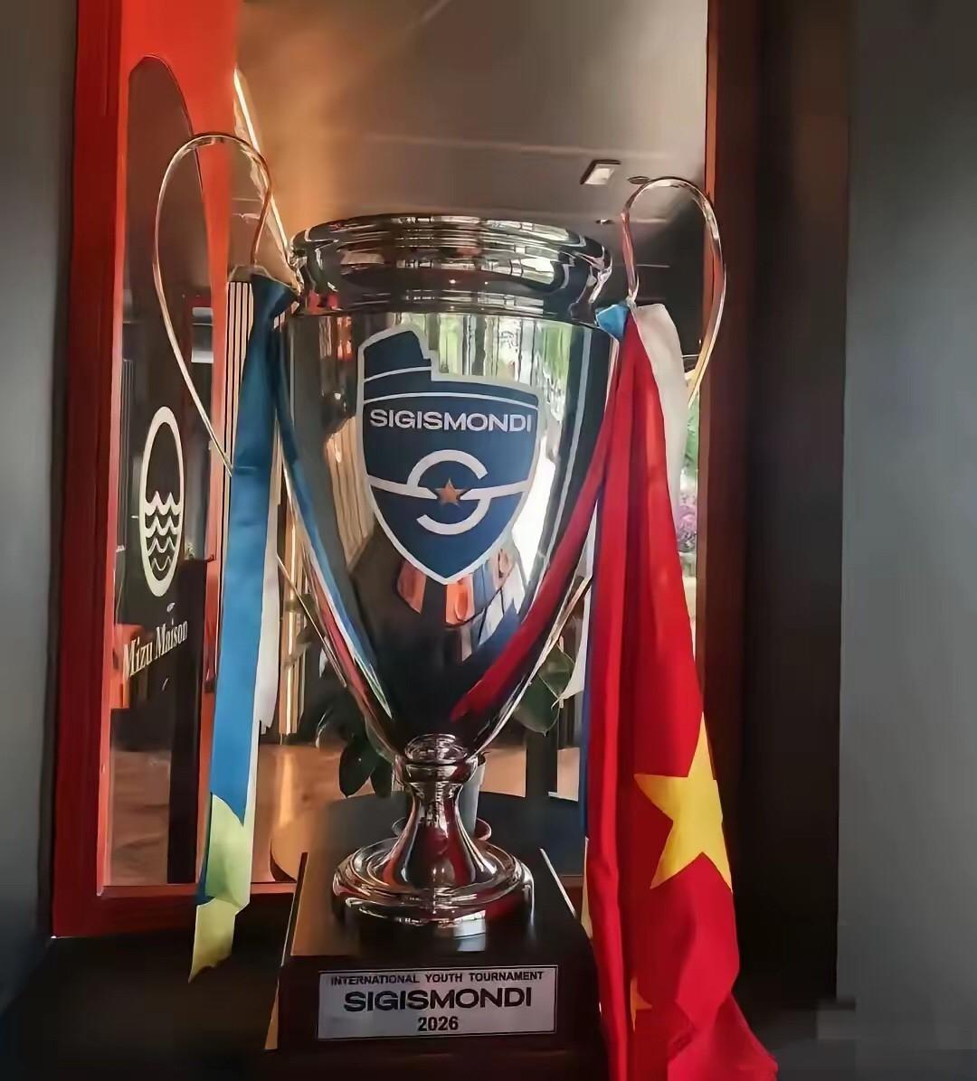 董路是聪明的，可以说把奖杯留在了意大利的中餐馆，是做的最正确的事，一来是感谢了那