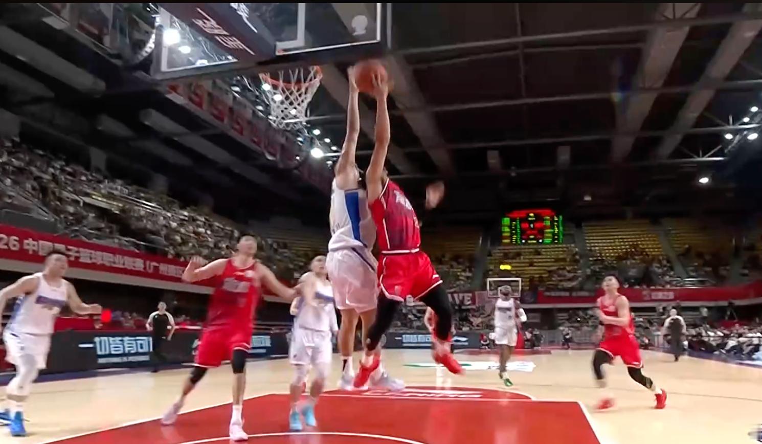 周琦两罚全中，翟晓川对威金顿这一帽杀死比赛了，北京北汽赛季三杀广州朗肽海本。cb