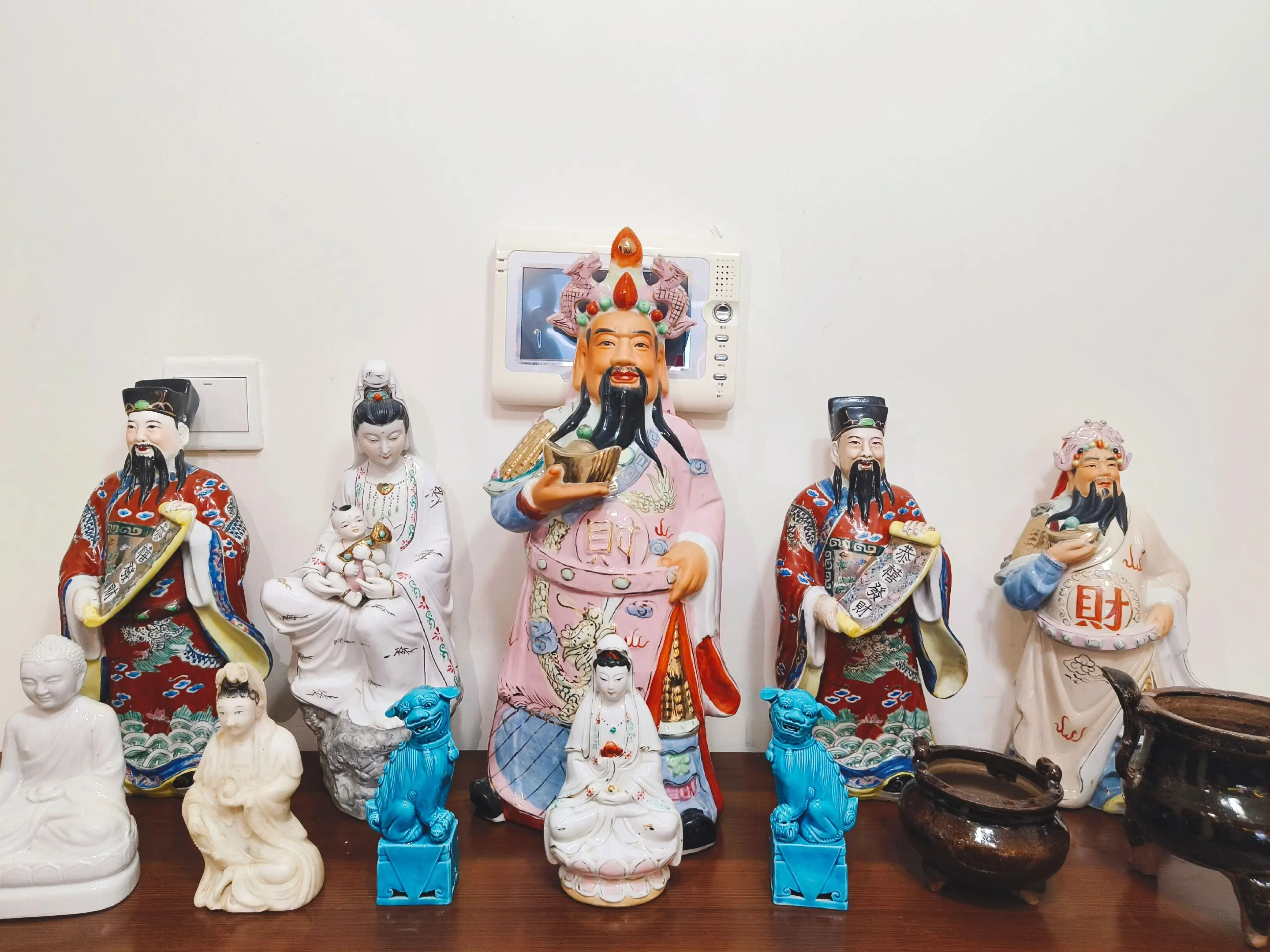 慈容端静坐云岩，怀抱麟儿意自恬。