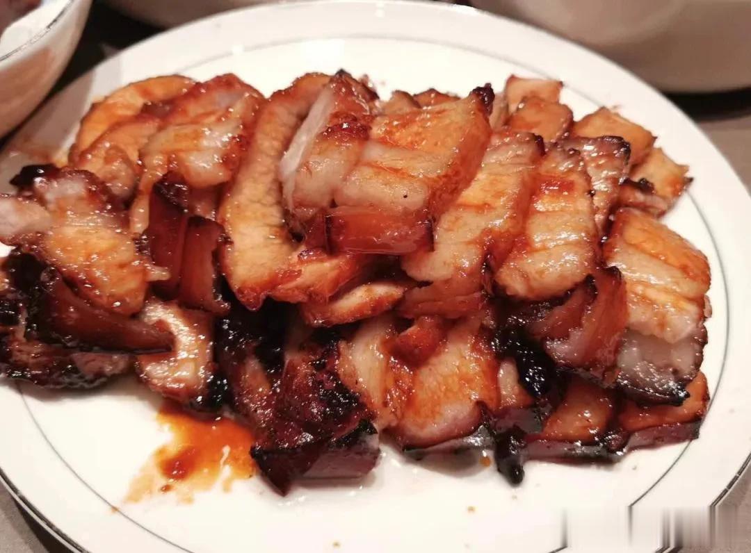 
粤菜是中国八大菜系之一，以清淡、鲜美、注重原汁原味而著称。代表菜品有叉烧、白切