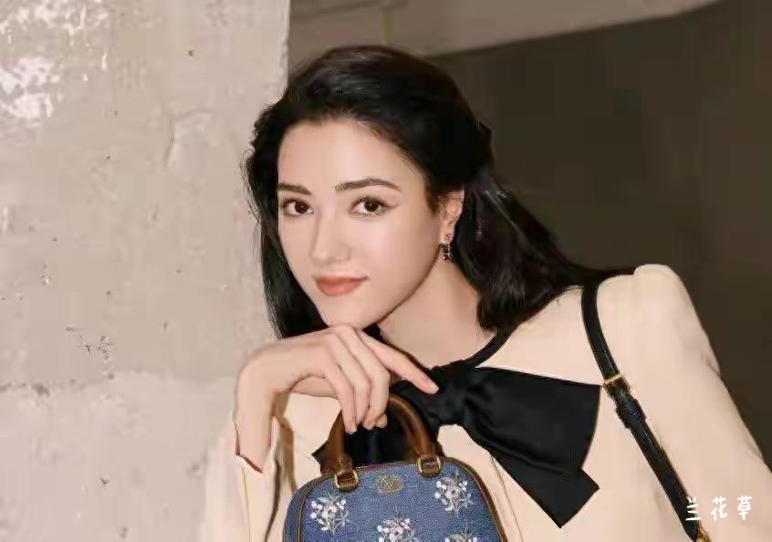 就是这个娜然，与霍家二公子霍启山的恋情，已经暴动全网。
娜然，29岁，俄罗斯女演