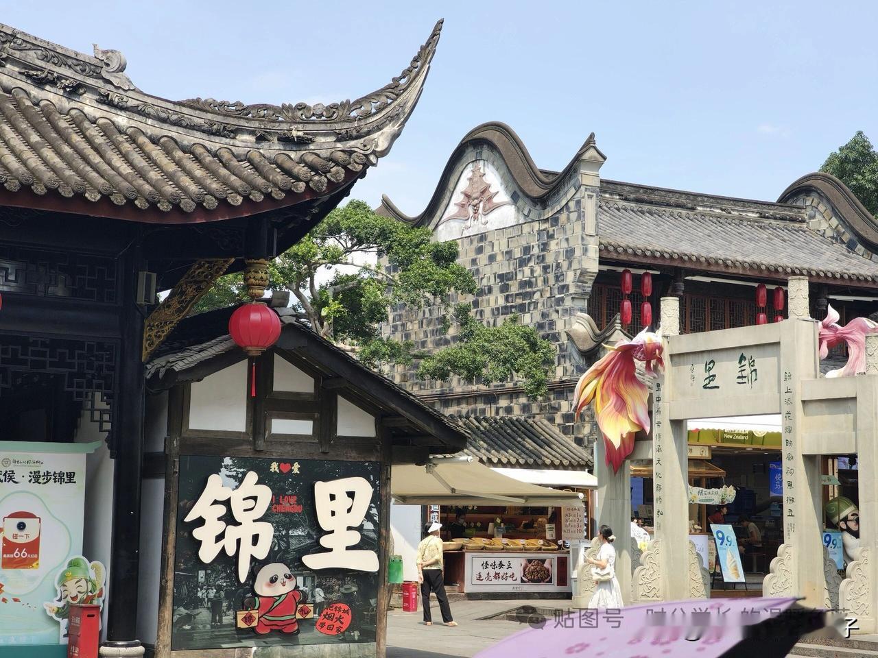 灯笼高挂巷初昏，
竹椅闲谈茗尚温。
变脸台前惊绝艺，
     
…………请师友