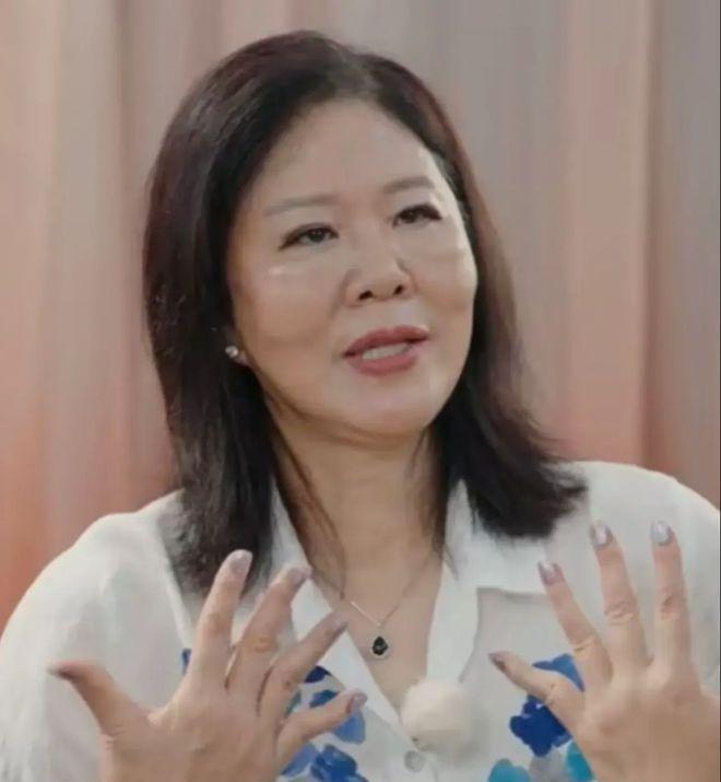 从铁榔头到整容狂魔，松弛下垂面露凶相，医美失败的她令人感慨！
郎平，这位曾经的体