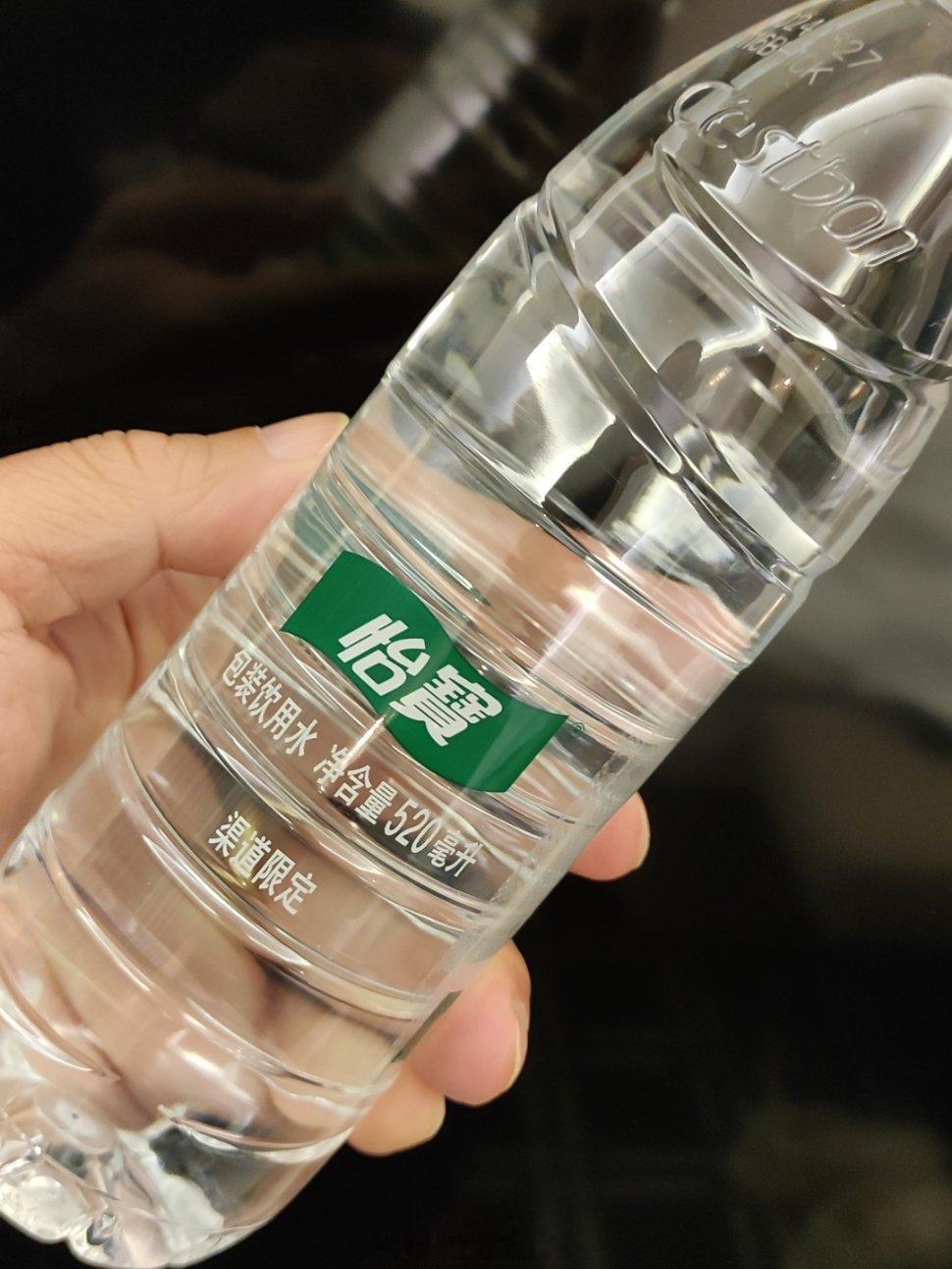 喜欢怡宝的这个特别渠道包装。极简设计有高级感的同时又降低了大流通渠道串货的机会。
