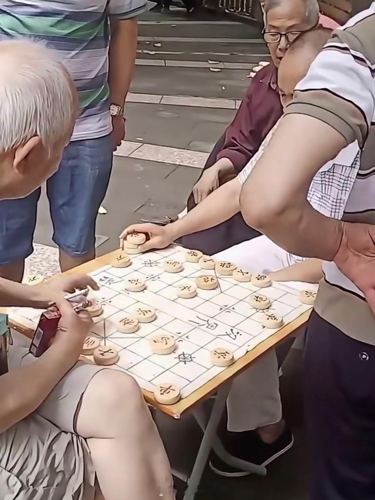 退休老人战胜AI下棋机器人重阳暖意漫西四环养老院，老人们的笑颜里，藏着对陪伴的期