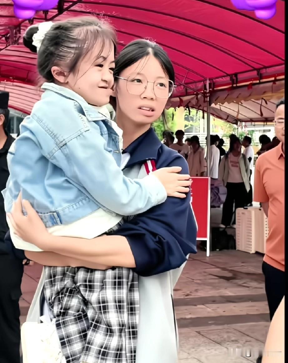 这么温馨的画面上人民日报了，给予点赞，这是发生在贵州镇远高考外的一幕，抱人的小姑