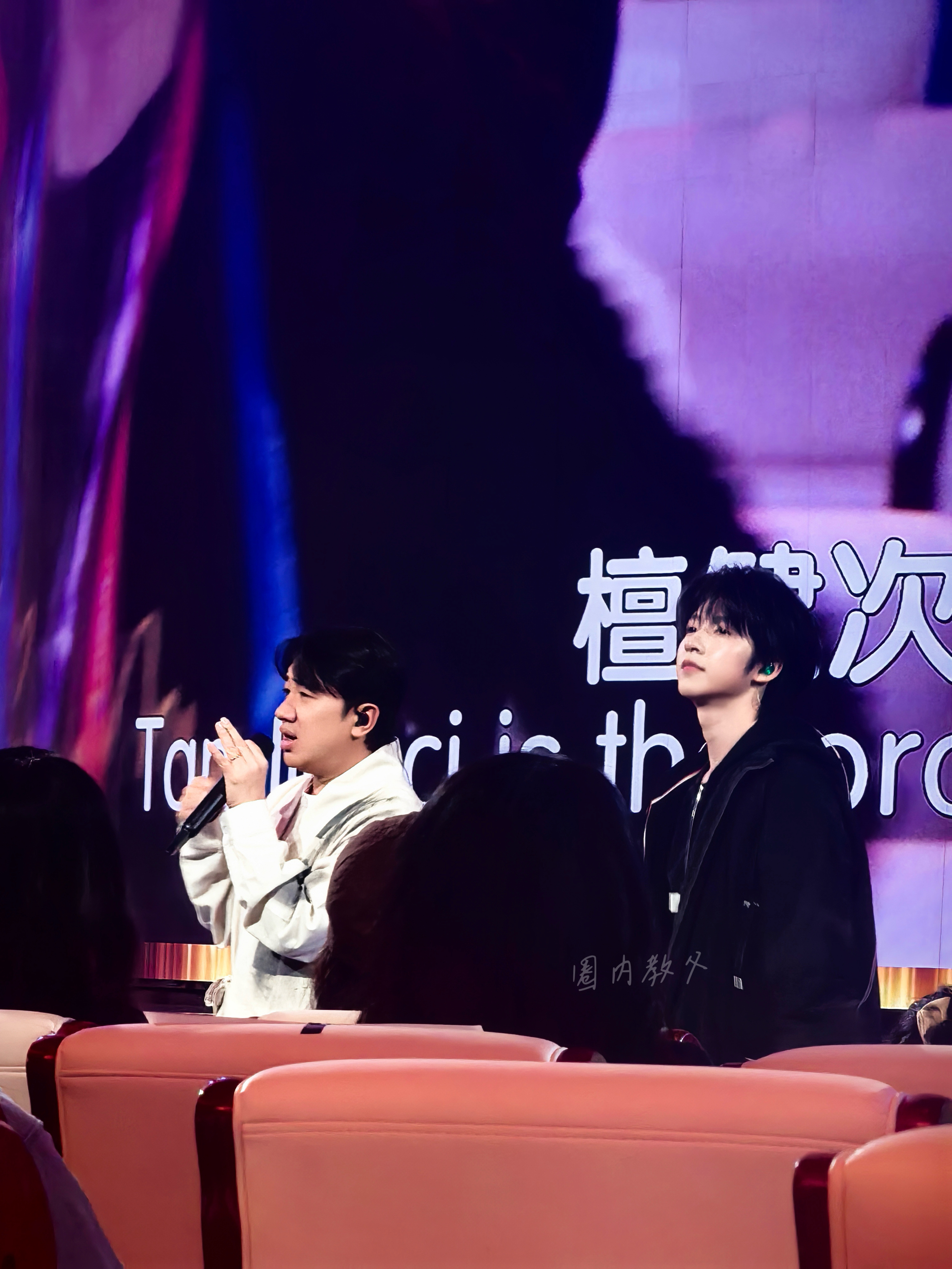 贺峻霖北影节彩排图贺峻霖北京国际电影节彩排独家「无修直出」和王祖蓝合唱舞台排练i