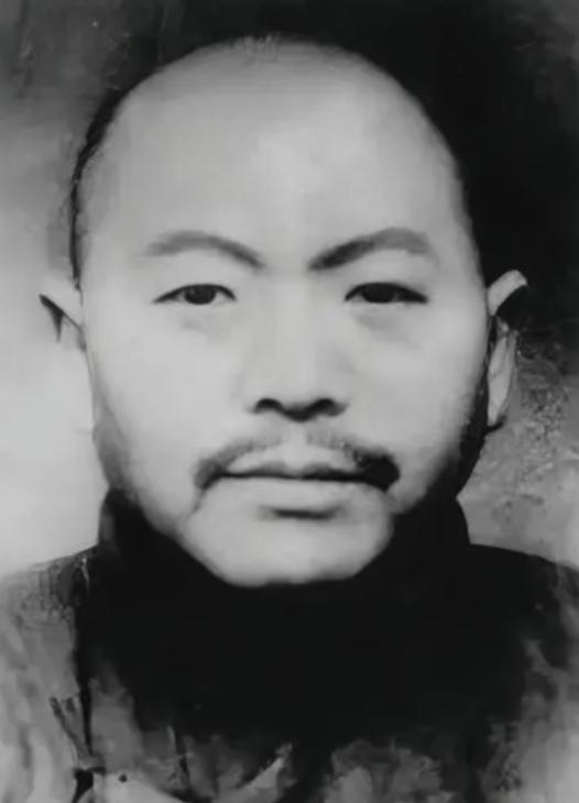 刑场一声悲愤呐喊！1951年，大汉奸黄标在刑场嘶吼：我每月给新四军送20万银元，