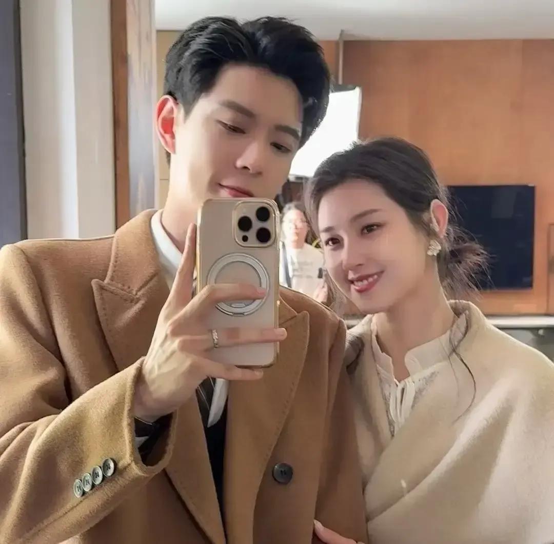 郭宇欣在节目里给王皓祯理衣领、拍肩叫小王同学，镜头一切到黄浩雯，只剩他一个人蹲墙