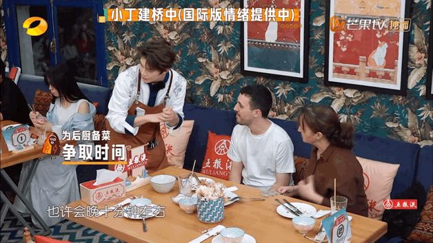 丁禹兮都不白来嗷来中餐厅的客人赚翻啦！丁禹兮不仅送定制文化徽章，还当起中华文化讲