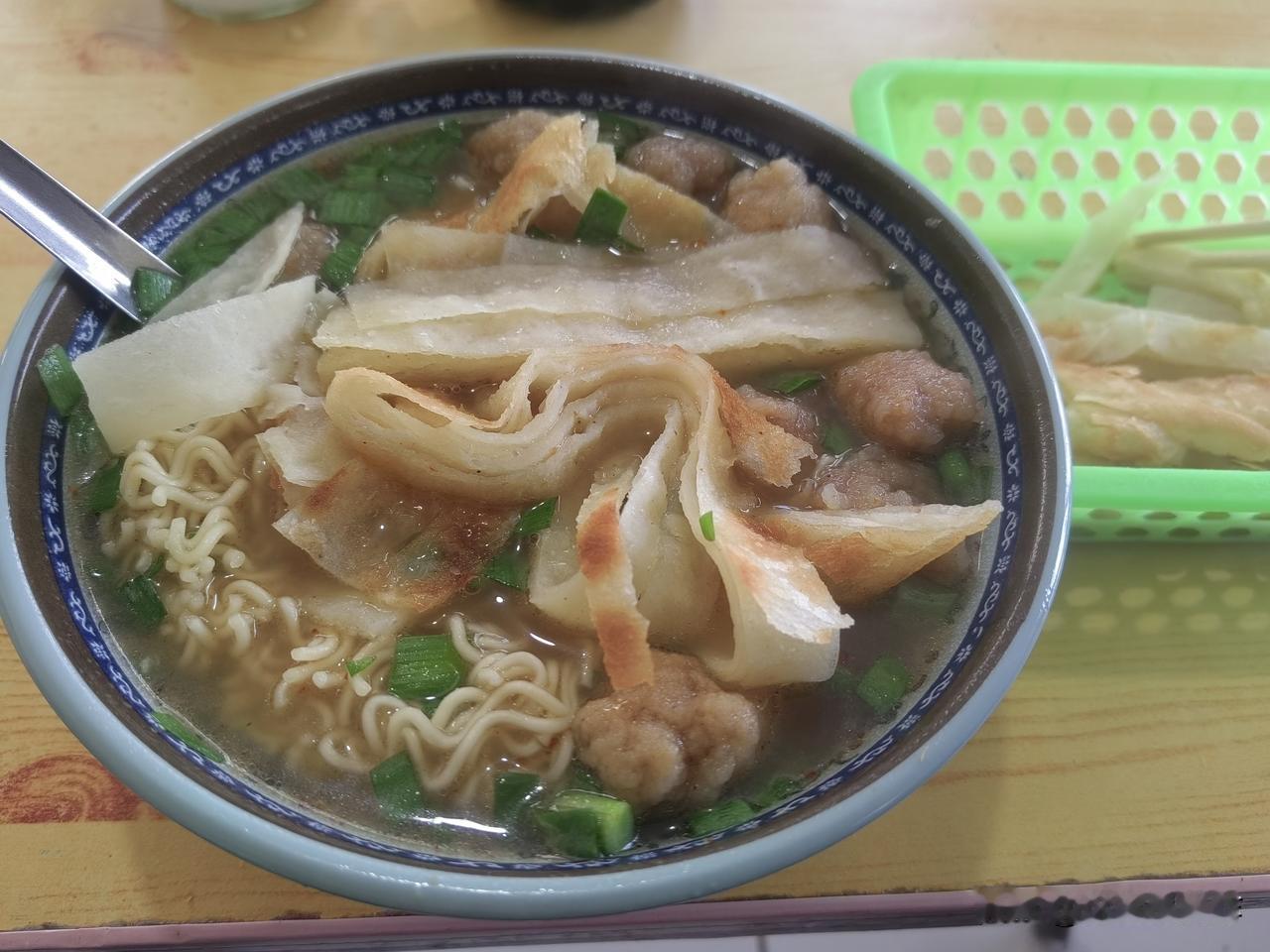焦作也有很多的小吃，每天早上弄碗丸子加泡面，再弄2块钱的饼吃上去也可得劲
博爱路