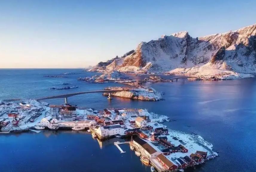 格陵兰这世界第一大岛，名义上属于丹麦。但地图摊开，丹麦远在3000公里外，而美国