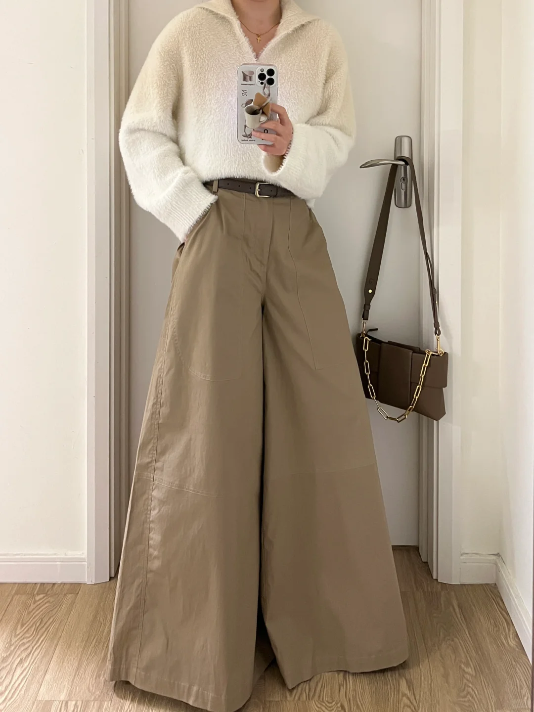 早春韩系慵懒｜渐变奶茶棕毛衣+卡其阔腿裤
