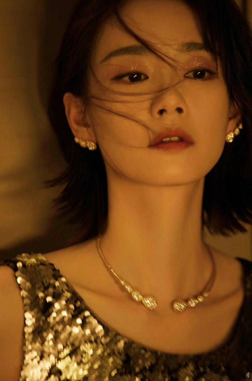 刘雅瑟，辰年出生的属龙女，辰也为地网，她和李庚希某种程度有种神似，李庚希是辰月女