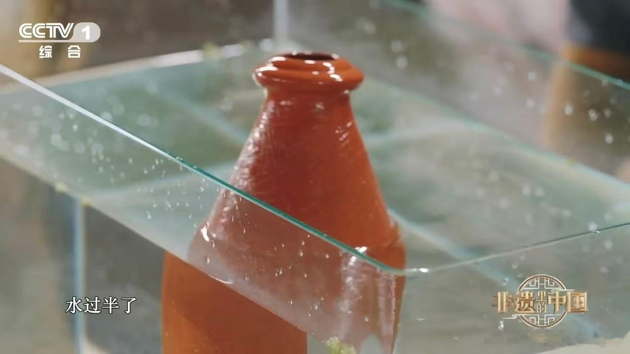 几千年前的陶瓶喝完水自动下班花瓣纹是仰韶独有的视觉符号，连绵纹样寓意万众一心，跨
