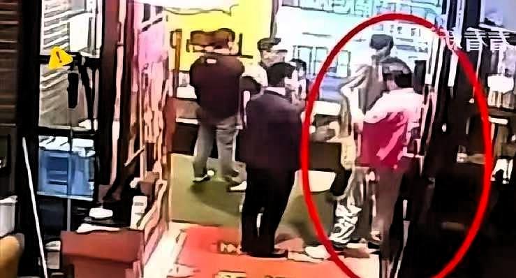 嚣张！三名印度游客在和平饭店一顿吃掉7986元，吃饱喝足不肯全额结账，张口就说只