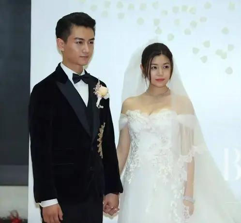 陈晓和陈妍希9年婚姻离婚，没有官方实锤过错当，综合公开信息：
2016年领证结婚