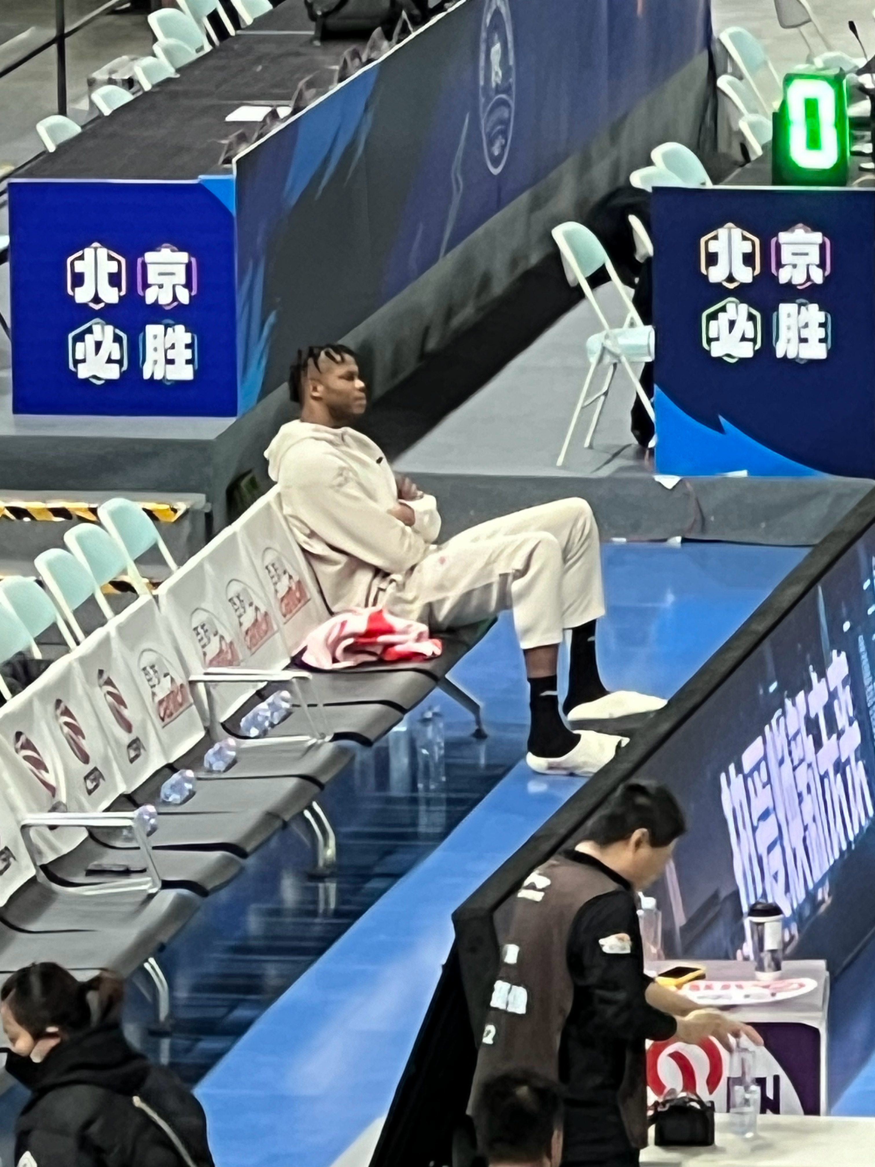 今晚没能注册上的帕顿只能作壁上观了 