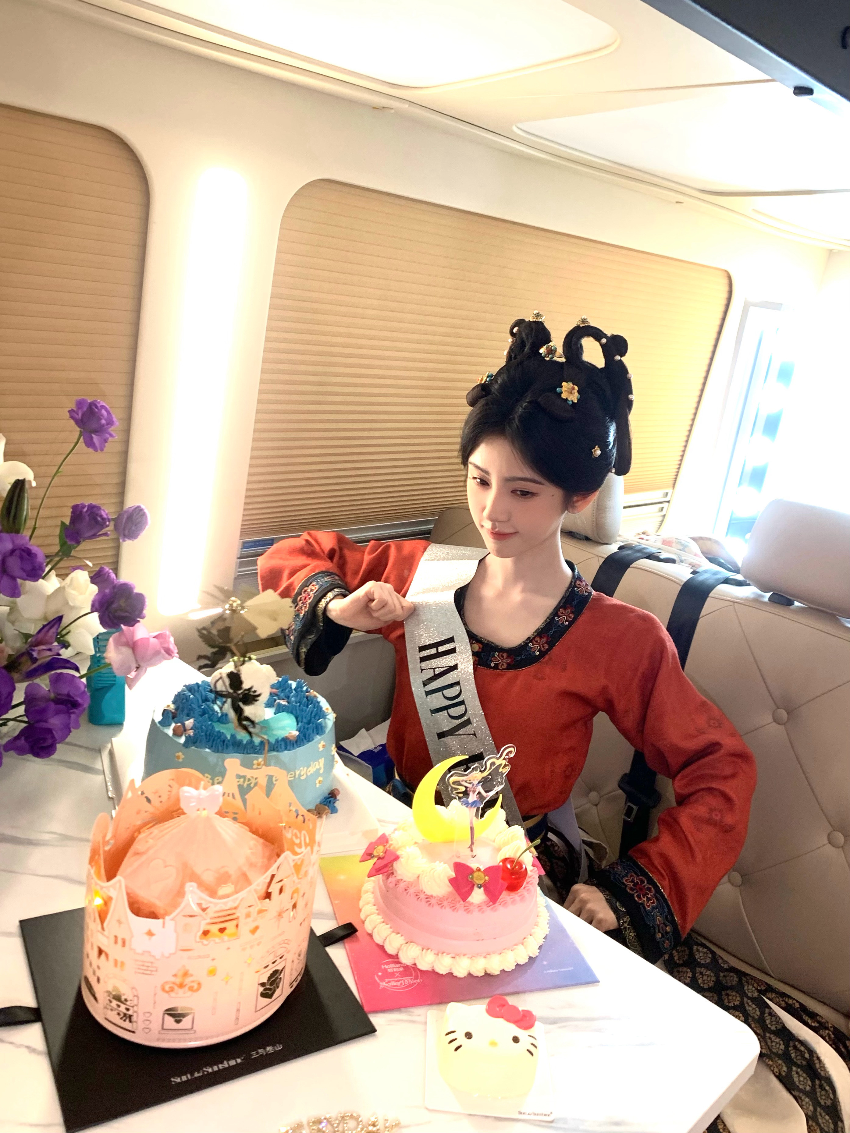 鞠婧祎剧组庆生照鞠婧祎18宫格庆生照 在剧组庆生的小鞠🎂永远被爱包围吧❤️孔雪