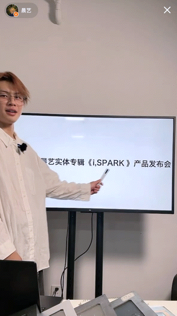 #王晨艺是在开产品发布会吧# 一本沉甸甸的实体专辑，包含了常规图册还有晨艺亲自拍