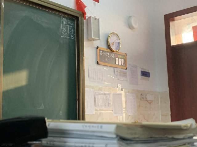 班主任休产假被问一定要生孩子吗：她先是一个人，然后才是老师