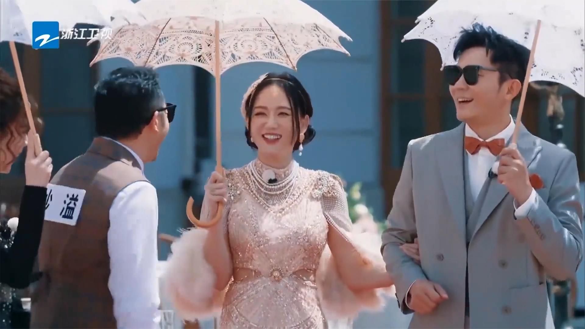 以为宋雨琦的腿够好看了，谁料再看宋妍霏的，简直更绝