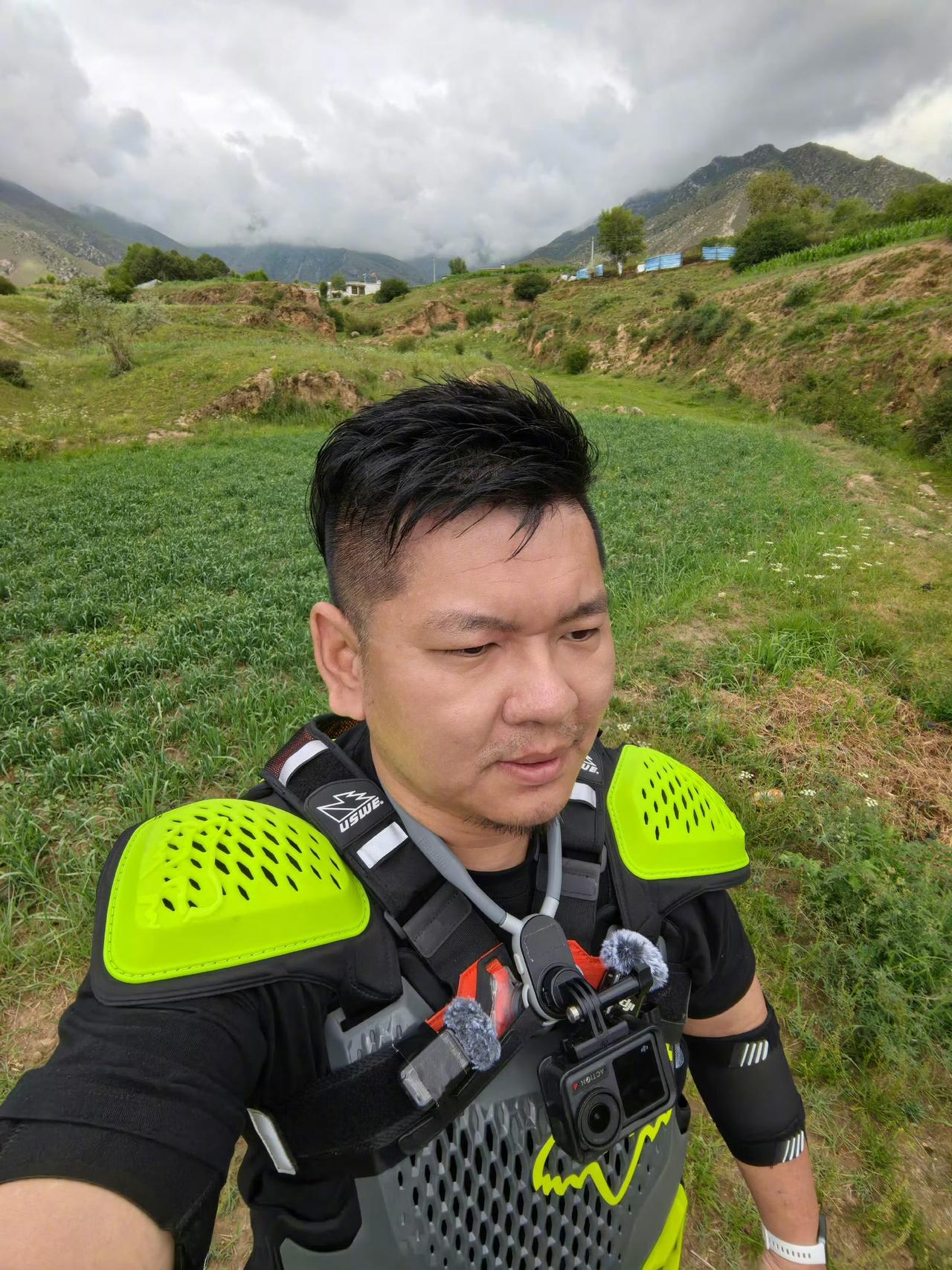 韩路和资本峰怎么搅到一起了，一个是粉丝不买起车的群体，一个是粉丝性压抑群体，这两