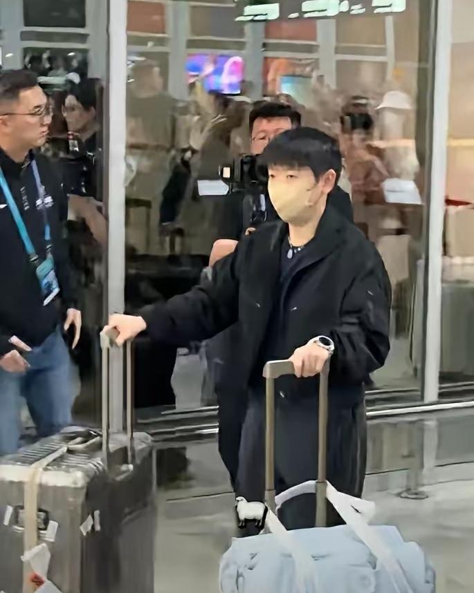 国乒出征伦敦，
梦想重于泰山，
只为国旗高高升起！
小小行李箱藏着万千心意。
去