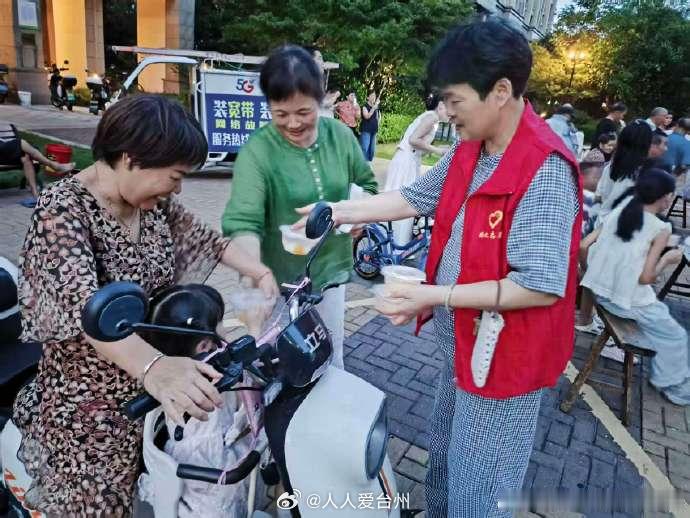 台州路桥电影下乡把清凉送到村民家门口 近日，台州路桥区路北街道墙里贺村文化广场上
