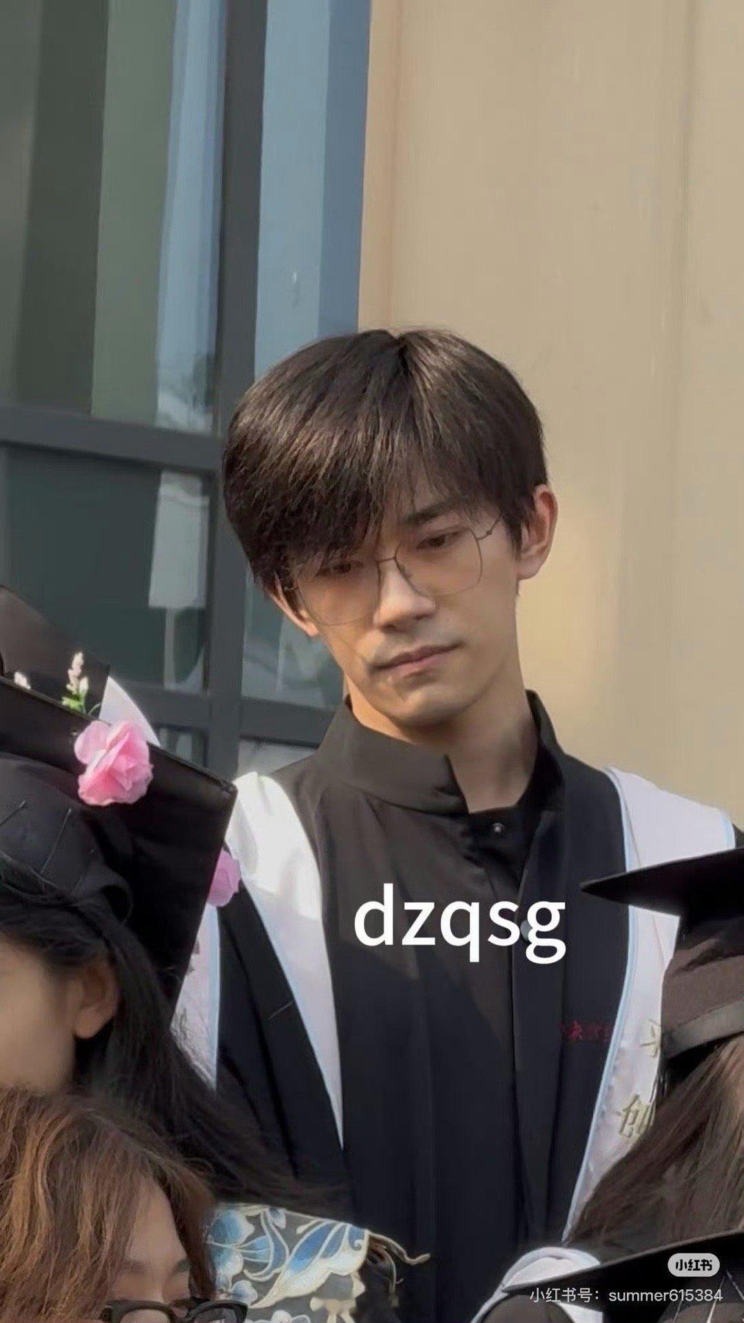 易烊千玺[超话]易烊千玺参加补办毕业典礼是穿学士服的易烊千玺！毕业快乐[开学季]