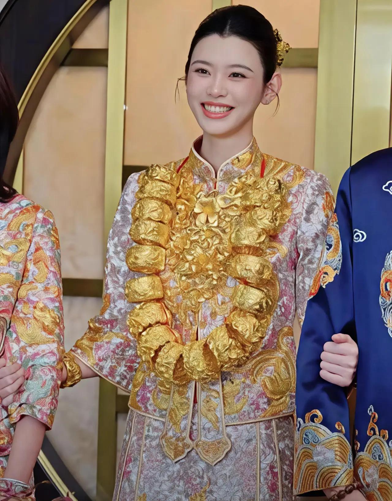 奚梦瑶晒中式礼服照，满圈实心金镯，背后不只是黄金
 
奚梦瑶最新晒出的中式礼服照