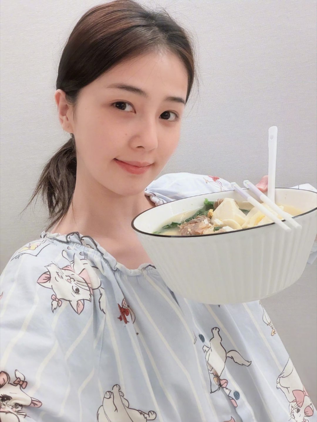 白鹿的厨艺看起来不错呢，果然女明星就要严格控制身材和体重 吃的很健康啊！ 