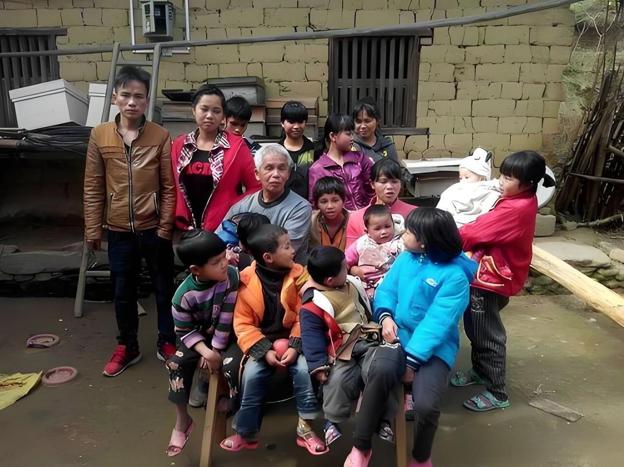 广西第一猛男！1994年，49岁梁二将19岁女工友带回村，随后两人开始疯狂造人，