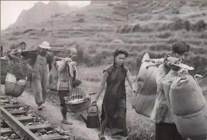 1941年，七万日军铁壁合围，七百壮士为救一百多个十五六岁的女护士血战黎明，谁在