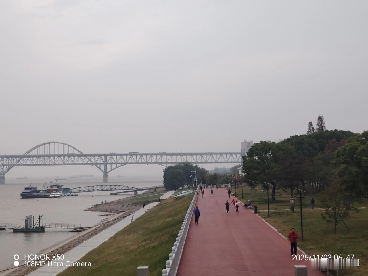 长江岸边晨练赏九江长江大桥