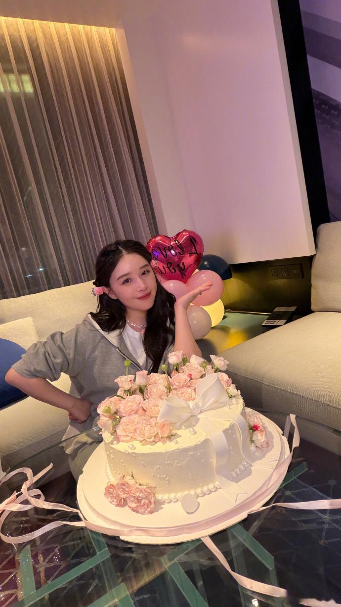 阚清子收到了很多很多的爱阚清子生日晒浪姐众人合照 浪姐的售后也太暖心了，阚清子生