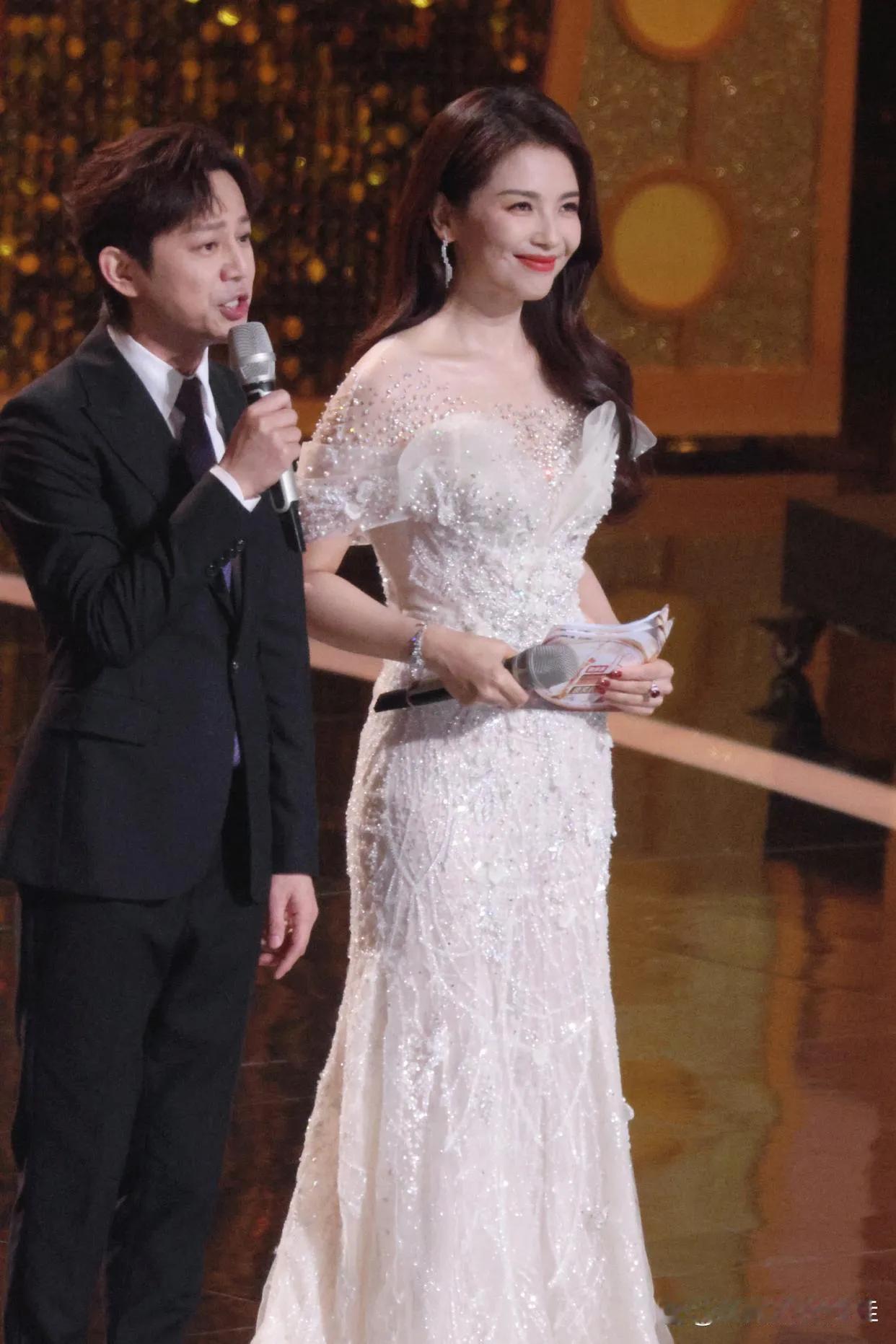 女人的美不在表皮，在内涵！
金鹰主持人刘涛，越老越有女人味。走路表现出来的从容大