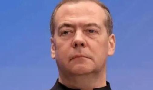 梅德韦杰夫曾扔出了一句让人后背发凉的话：全世界，没有任何一支军队能挡住大规模的无